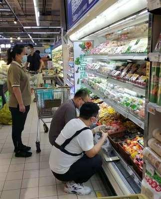 迎難而上敢擔(dān)當(dāng) 食品檢驗(yàn)保障忙
